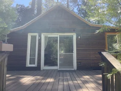 Romantic One Bedroom Cabin With Hot Tub and Large Patio