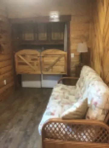 Log Cabin ,Ocklawaha FL, Close to Ocala Villages Pet Friendly ,Lake Weir