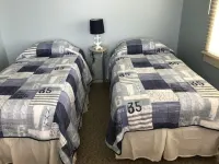 Rental in Misquamicut across the street from your beach access! Hoteles en Westerly