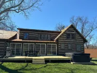 Beautiful, Secluded Luxury Cabin with relaxing hot tub.