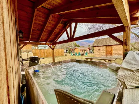 Stylish Mountain Retreat: Hot Tub, Fire Pit, Whiteface Views! Отели в г. Уилмингтон