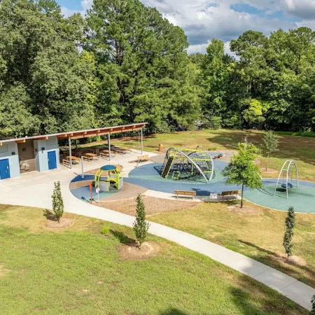 Spacious & Modern 10 Guest Retreat Near Downtown & North Hills w/ Fenced Yard Отели рядом с достопримечательностью «Торговый центр Triangle Town Center»