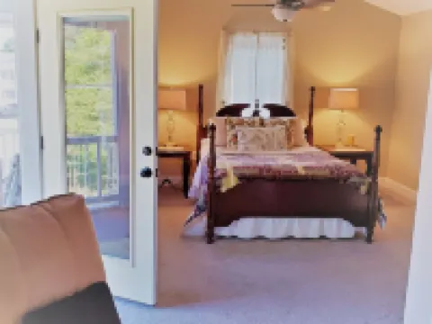 Large Luxury 4 bed/3 bath Beach House-2 Blocks to beach, 1 Block to Bay Hotels in Colonial Beach