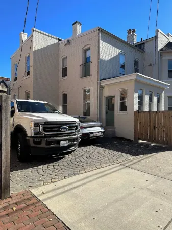 Luxury townhome in Old town 2 blocks to King Street Отели в г. Александрия