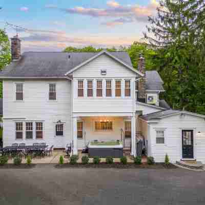 8 bedroom Manor - Hot Tub - Game Room - Fire Pit - Sleeps 22 Hotel Exterior