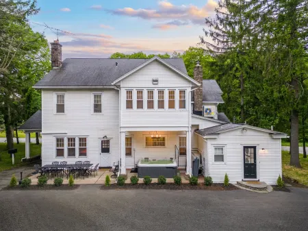 8 bedroom Manor - Hot Tub - Game Room - Fire Pit - Sleeps 22