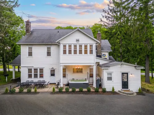 8 bedroom Manor - Hot Tub - Game Room - Fire Pit - Sleeps 22 Hotels in Mount Pocono