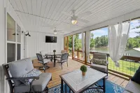 A New Beautifully Decorated Lake Home With Great Outdoor Living Space