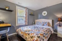 Comfy, Convenient, and Charm 3BR Retreat near BGSU Grumpy Dave's Pub 주변 호텔