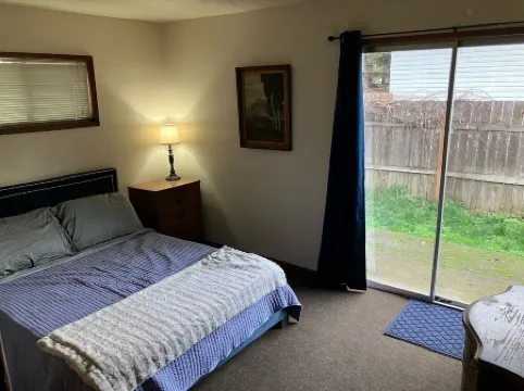 Cozy Apartment Blocks from Downtown Eugene