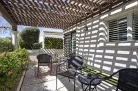 Quiet Desert Oasis on Golf Course w/ Heated Pool 메사 호텔