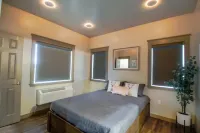 Heart Trail Lookout Unit 2 BRAND NEW 2024 HOT TUB and “The Griz” Cold Plunge! Hotels in Coconino County