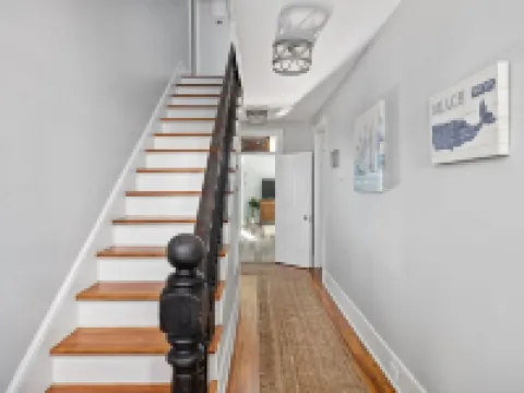 The Lyellton House: 6 Bd 4Ba - Steps to Shops & Shore - Pet Friendly Hotels in Colonial Beach