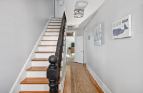 The Lyellton House: 6 Bd 4Ba - Steps to Shops & Shore - Pet Friendly