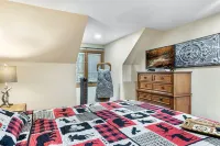 Charming Cabin Downtown Gatlinburg Theatre, Arcade Games, Fire Pit, HotTub