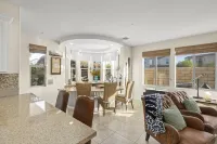 🏝️Chic villa on the lake! 3 bed 3 bath, Golf, bbq & fun in the sun 🌵🏝️🍦👙 - balcón