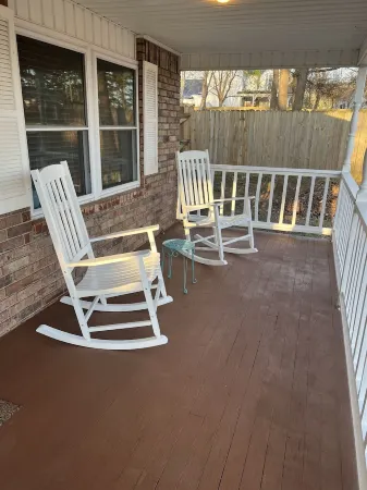 Rosewood Cottage…sleeps up to 7!—Cleaning fee included in nightly rate! Отели в г. Logan County