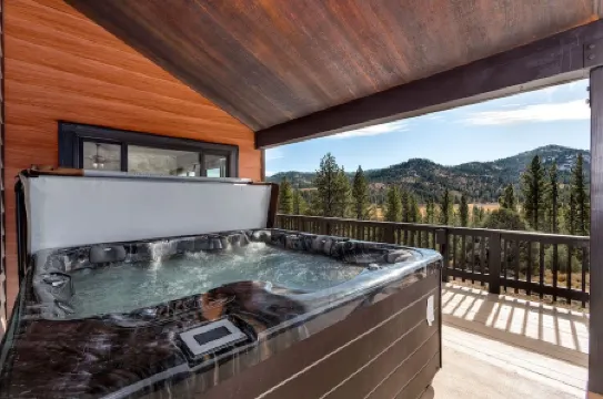 THE HAWK'S NEST RETREAT - A Stunning Family and Corporate Retreat