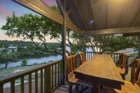 The Armadillo Villa! Hillside Haven with a Panoramic View of the Colorado River Hotels in Marble Falls