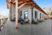 Romantic Loft with Spectacular Long Range Mountain Views!