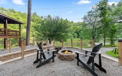 Cozy Riverfront Cabin w/ Hot Tub & Fire Pit. Minutes to Downtown Ellijay Hotels near Parks Place Convenience Store