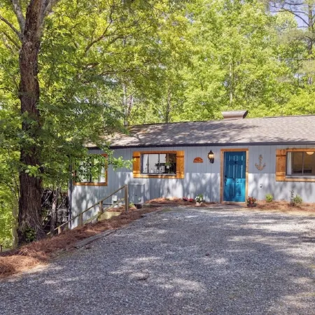 Serene Lake Norman Escape-Sleeps 8, Pet-Friendly, Private Dock, Kayaks,& Firepit