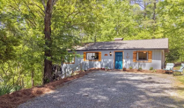 Serene Lake Norman Escape-Sleeps 8, Pet-Friendly, Private Dock, Kayaks,& Firepit