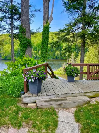 Newly renovated Studio Apartment with gorgeous Muskegon River views. Hardy Dam.