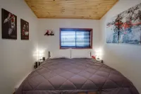 Private Hot Tub, King Size Bed Crystal Mountain 17 miles, Traverse City Sleeps 4 Hotels in Interlochen