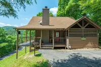 🌲Comfy Cozy Hilltop Cabin🏡 Hot Tub🔥Fast Wifi ☀️View 🌙Quiet ✨Near Dollywood Hotels near Gatlinburg-Pigeon Forge Airport