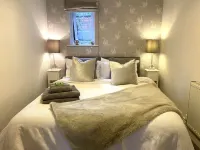 A short walk to the City, with free parking: this place oozes class! Hotels in 