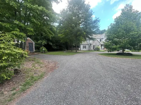 Tiny House in the Woods, sleeps 3, full bath, linens provided, keurig & k cups