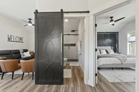 NEW!!! Modern cottage and perfect location!