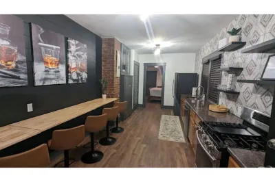 Speakeasy close to Bourbon Row Citi Trends附近的飯店