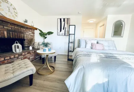 Cozy &Quiet/Safe Pvt Studio/Projector/free parking