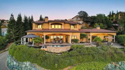 Lakeview Luxury: Pool, Spa, Fire Pit + 7Br Villa Hotels near Marketplace at Town Center