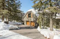 Vail Luxury on Mountain Rental -Ski in/ Ski out sleeps up to 16 people.