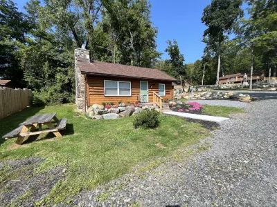 Walk to Beach - Close to Town - Pet Friendly Cabin