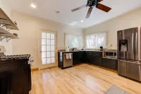 Private Apartment with pool, 5 min to downtown