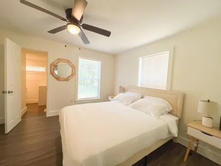 Cozy 1BR Close to Downtown & Greenville Drive Baseball Отели в г. Данин