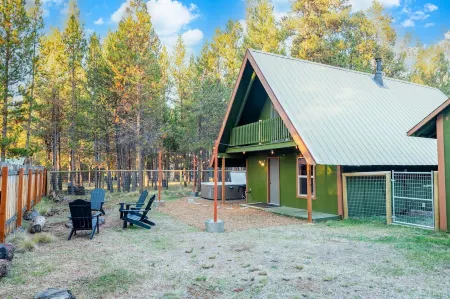 Cozy A frame cabin near the Deschutes River.