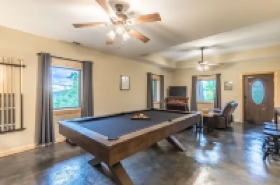 Incredible Views, Hot Tub, Pool Table, Waterfalls, Hiking