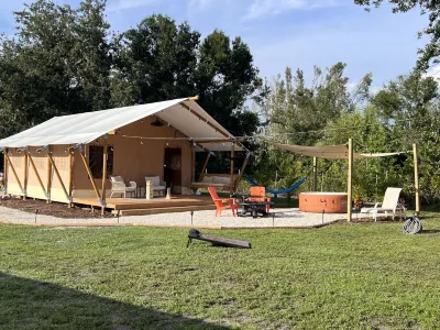 Backyard glamping with hot tub Hotels near Punta Gorda Airport