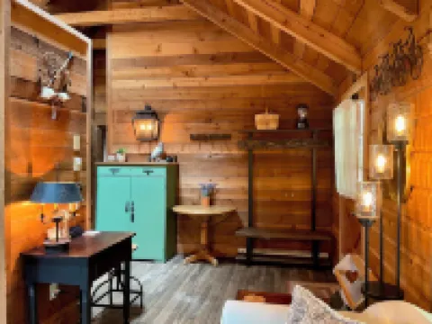 Wind Song: Charming Log Cabin In a Private Neighborhood. 10 Min From Downtown BR