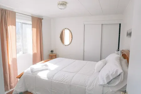 Panoramic View 2br on Hill in Uptown Oakridge Отели в г. Окридж