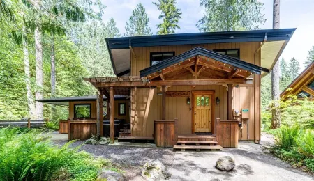 Hot Tub, Sauna, Large Open Great Room, Spacious Kitchen, Pet Friendly, Trails.
