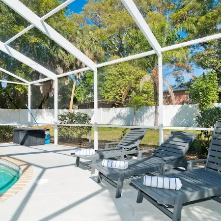 Heated Pool + Game Room + Sleeps 12 +12 Min Beach