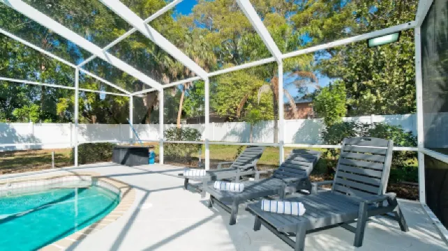 Heated Pool + Game Room + Sleeps 12 +12 Min Beach