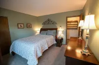 Mountain Condo on Bus Line, Walkable to Downtown.