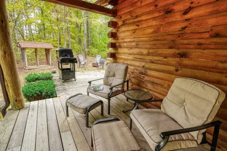 Cozy Casa Carezza Log Cabin, Logan, Ohio, Pet Friendly, Sleeps 6